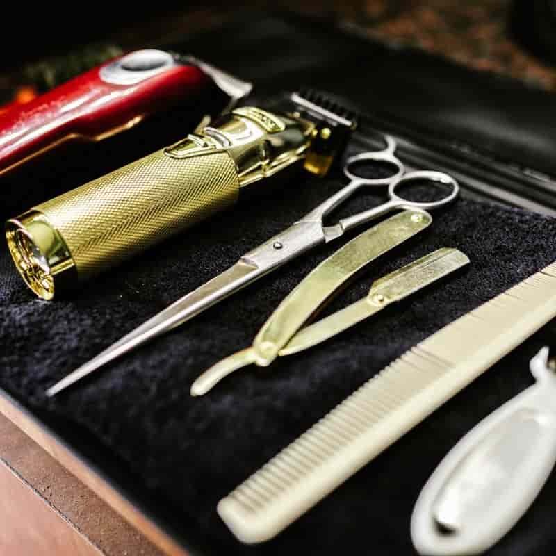 Herramientas profesionales de barbería: tijeras, navajas y máquinas.