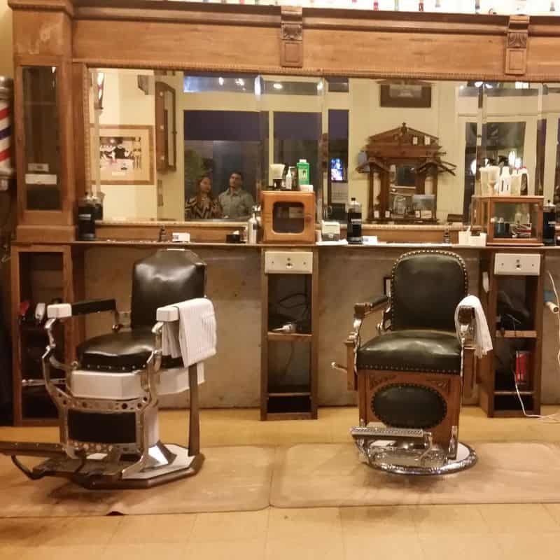 Interior de barbería tradicional en Miguel Hidalgo con sillas clásicas.