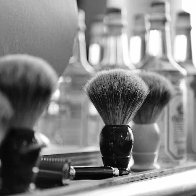 Primer plano de brochas de afeitar de alta calidad en blanco y negro.